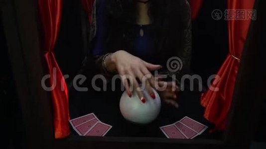 算命先生用水晶球和纸牌变魔术视频