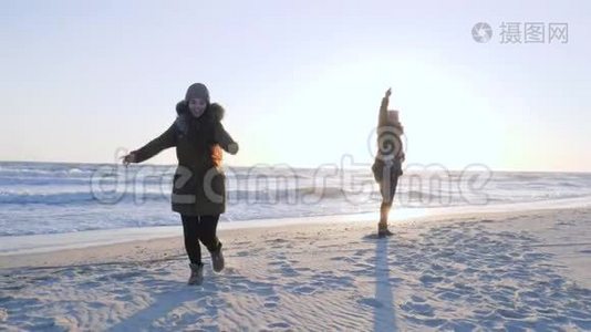 快乐的朋友在阳光下在海边玩，挥舞双手视频