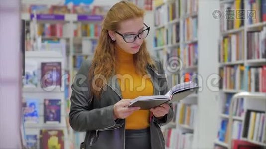 《幸福美丽的少女》，《眼镜中的女孩》，书库中的学生阅读，大学中的女孩视频