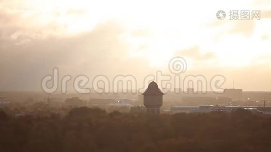 明亮的日出在城市，水塔在里加城市拉脱维亚视频