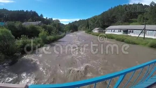 河谷Sayan山区大雨过后，洪水期间河床中的浑水流动视频