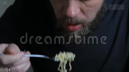 大胡子男人吃方便面。视频