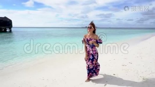 快乐的女人在马尔代夫的海滩上奔跑，微笑，快乐视频