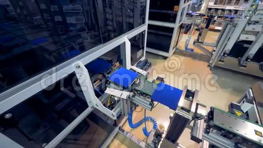 工厂生产太阳能电池板的车间。视频