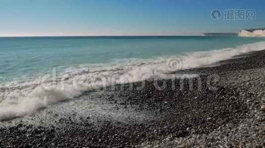 海浪撞击岩石海岸视频