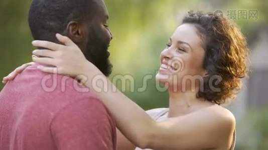 积极和快乐的配偶拥抱在温暖和温柔的拥抱中视频
