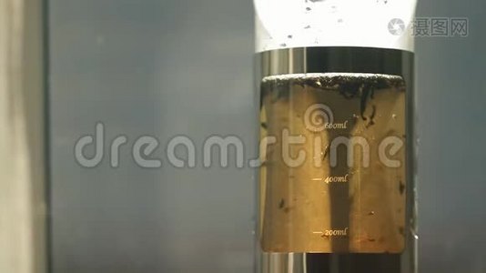 特写茶叶漂浮在沸水中的茶壶。 早上的茶道。视频