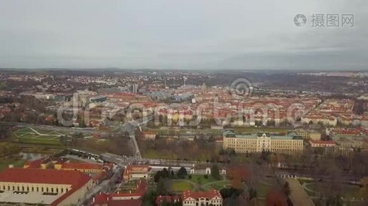 布拉格圣维特大教堂的空中全景视频