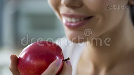 饥肠辘辘的女孩，胃口很大，咬着多汁的大苹果，工作时吃健康的零食视频