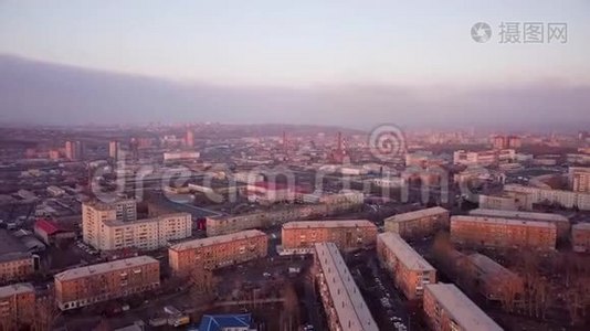 日落时分的工业城市和6架无人机视频