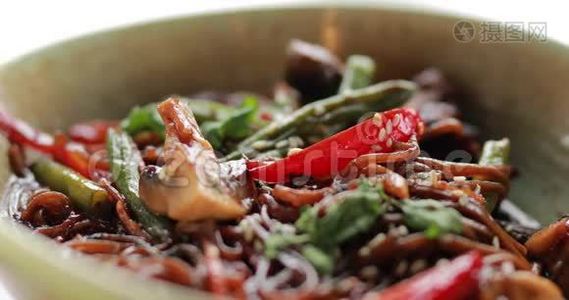 荞麦荞麦，配小牛肉和蔬菜，筷子夹红胡椒视频