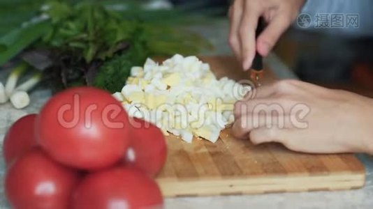 在木板上用刀切煮鸡蛋，把煮好的手合上. 食物概念视频