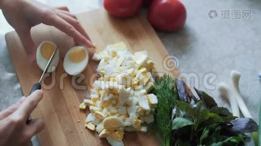 在木板上用刀切煮鸡蛋，把煮好的手合上. 食物概念视频