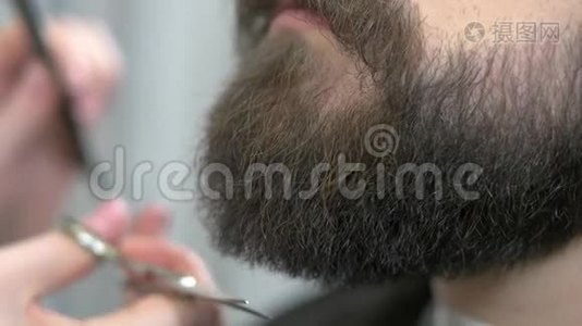 胡子和手用剪刀。视频