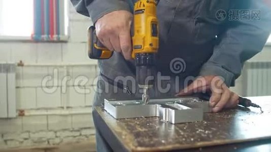男性工作手钻工业金属视频