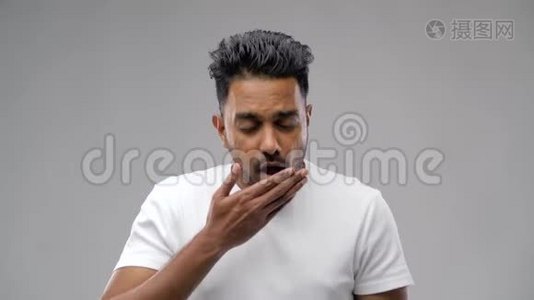 不健康的印度男人咳嗽视频