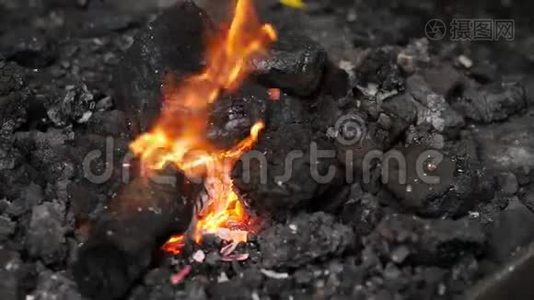 铁匠黑煤炉加热经典马蹄铁。 铁匠铺的高炉视频