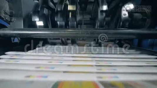 印刷报纸堆在传送带上，印刷办公设备。视频