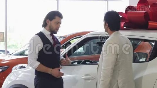 专业汽车推销员为他的男性顾客打开一扇汽车的门视频