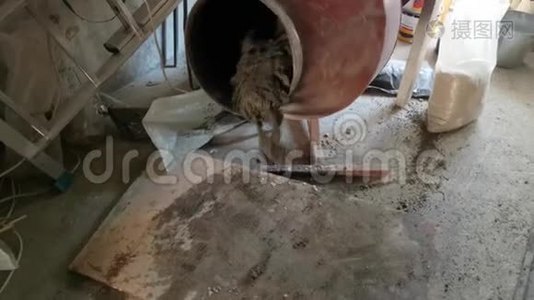 家用混凝土搅拌机在工作过程中视频