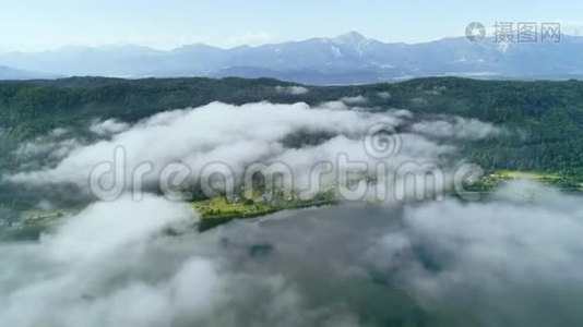 云在高山湖上翻滚视频