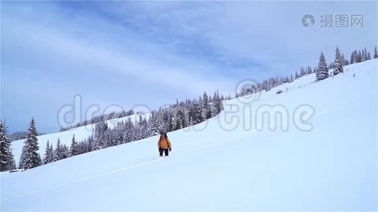 一个游客走过山上的雪。视频