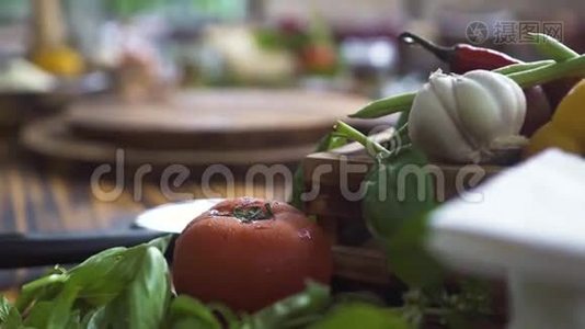 在木桌上合上蔬菜成分.. 地中海烹饪用新鲜蔬菜。 美味的食材视频