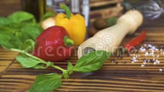 红辣椒和黄椒、罗勒、西红柿和橄榄油，用于烹饪地中海食品。 新鲜蔬菜、草药和视频