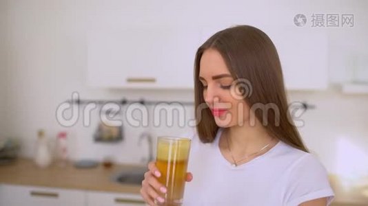 苹果汁-女人在厨房里榨汁苹果和蔬菜，在家里喝新鲜的，竖起大拇指。 果汁视频