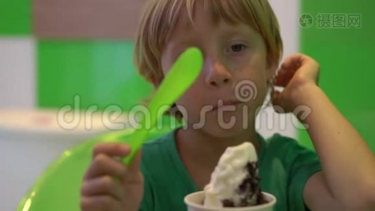 一个小男孩正在吃美味的冷冻酸奶冰淇淋视频