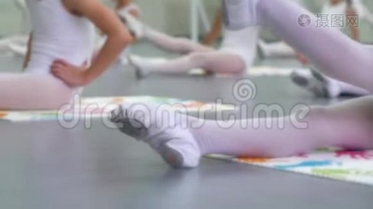 芭蕾舞学校的小芭蕾舞演员组在地板上练习白色鞋子视频