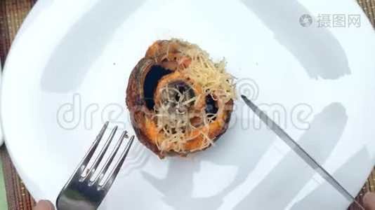 有人用叉子和刀切下一片烤蘑菇。 第一人称视角视频