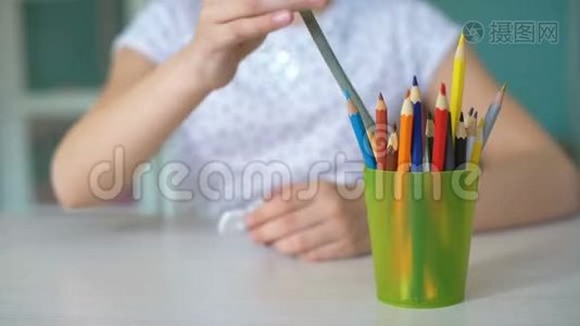 背景模糊的彩色铅笔视频
