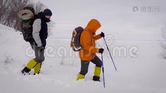 一队两个人去探险. 北方条件艰苦，每一步都是危险和困难的。视频