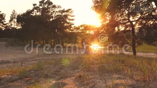 有孩子的家庭带着背包旅行。 旅行者爸爸和女儿和妈妈在树林里旅行。 徒步旅行者女孩。 家庭成员视频