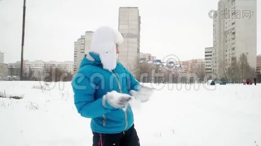 女人和一个年轻人玩雪球视频