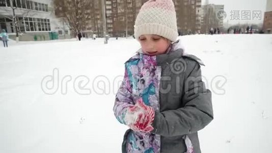 女孩试图塑造一个雪球视频