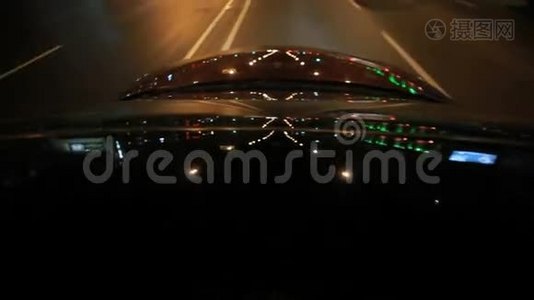夜间城市汽车车顶和引擎盖的灯光反射视频