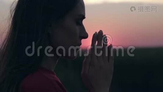 美丽的女人在大自然中祈祷的肖像。视频