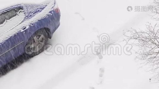 车在雪地里停车场.. 冬天下雪. 暴风雪。视频