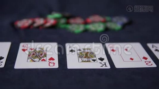 扑克。游戏桌上有五张牌视频
