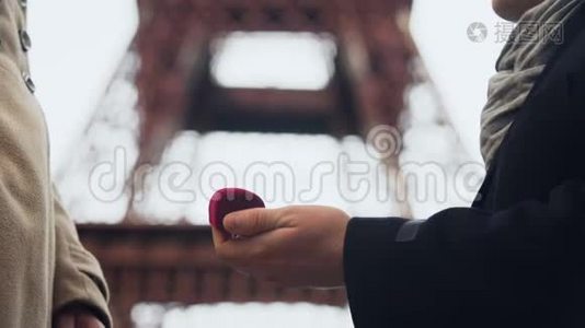 埃菲尔铁塔背景下的情人向心爱的女孩求婚视频