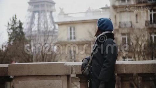 穿着贝雷帽和外套的时髦女人在巴黎埃菲尔铁塔边四处张望视频