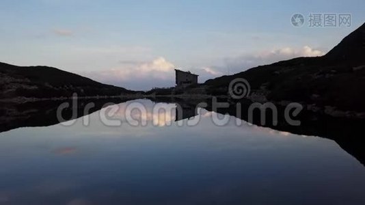 傍晚飞越平静的山湖，塔特拉斯高地视频