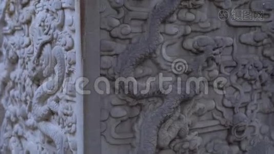 在紫禁城的一个内部被龙纹覆盖的石方尖塔上拍摄的一张照片-视频
