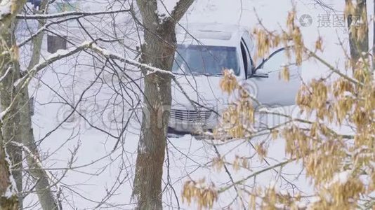 车在雪地里停车场.. 暴风雪。 冬天降雪。视频