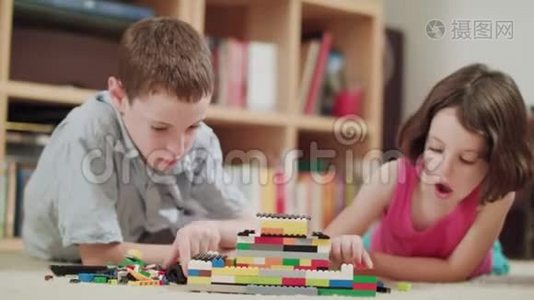 两个孩子在家玩乐高积木视频