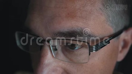 一个人戴上眼镜以改善视力。 治疗近视视频