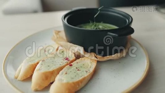 白面包和热汤，盘子里有青菜视频