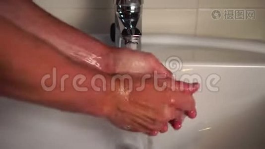 一个男人用肥皂洗手视频